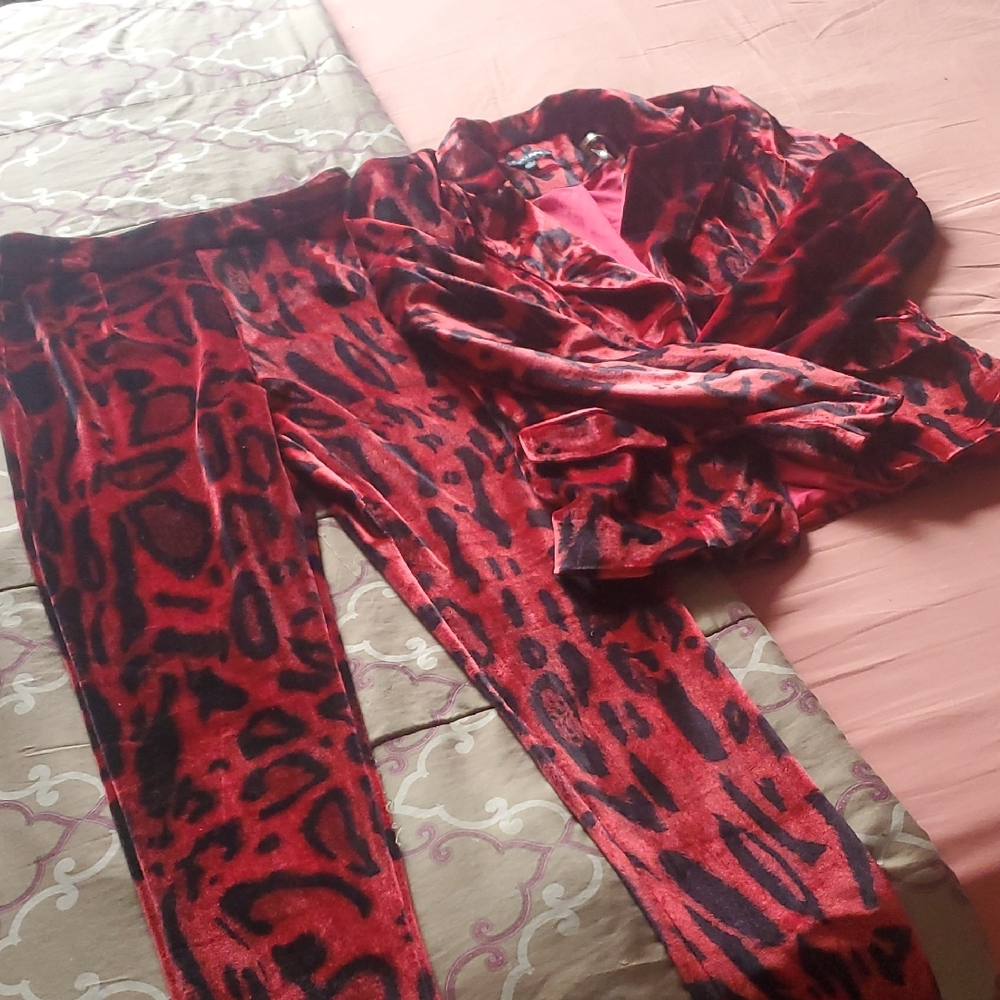 Red & Black Leopard Print Velvet 2pc Suit,Fashion Nova, Sz Small. Worn Onc